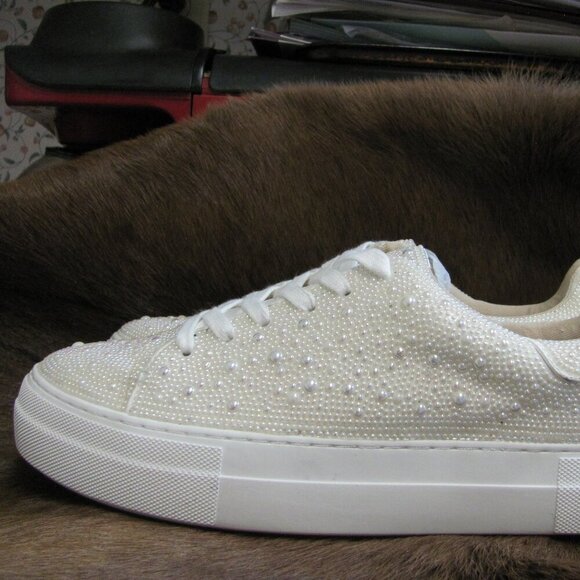BETSEY JOHNSON BEADED SNEAKERS  NEW IN BOX (BOX NOT IN GOOD CONDITION)  SIZE 9.5 - Picture 6 of 16